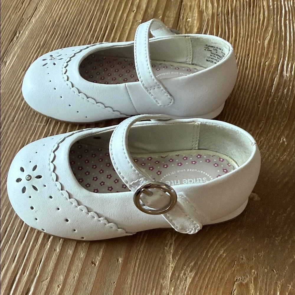 Stride Rite white Mary Jane (Girl) Shoes Size 4.5M - see flaw picture